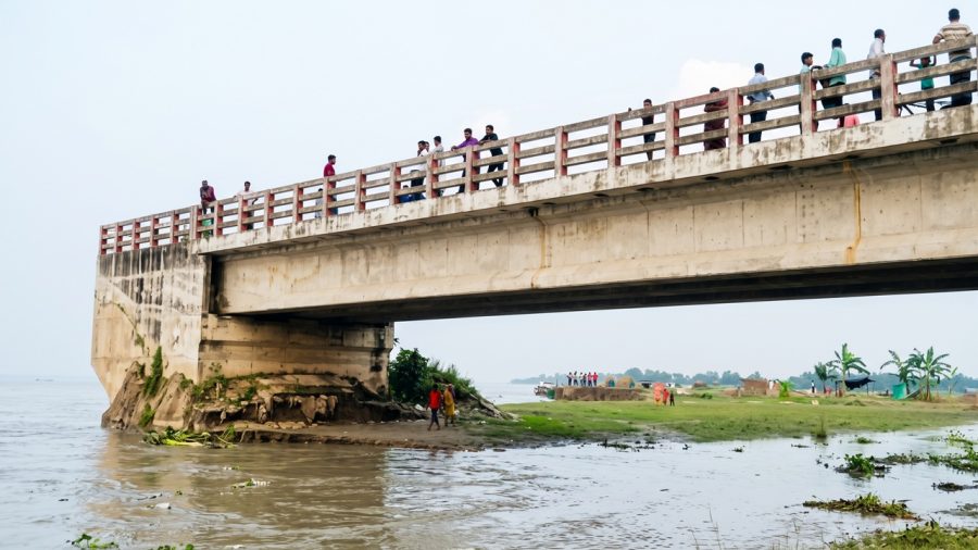 পদ্মায় তলিয়ে গেল ৮ কোটি টাকার সেতু