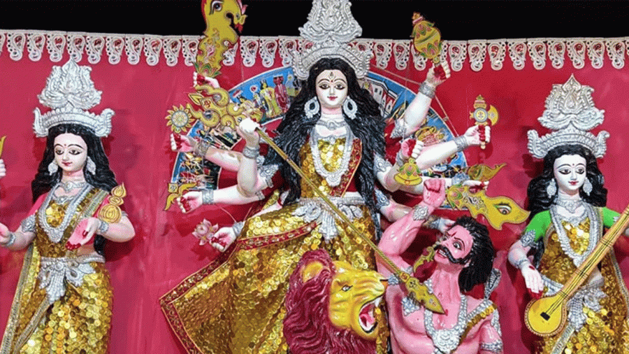 ১০ হাজার কয়েন চকলেটে দুর্গা প্রতিমা