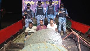 মহিপুরে তিন অবৈধ ট্রলিং বোট জব্দ, আটক ৩ জেলে