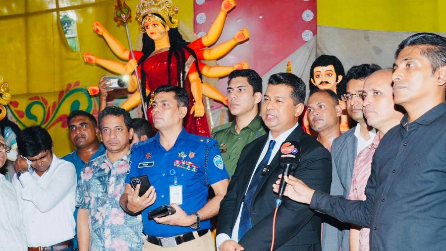 চট্টগ্রামে ৩০০ বছরের পুরোনো পূজামণ্ডপে প্রথমবার ডিসি-এসপি