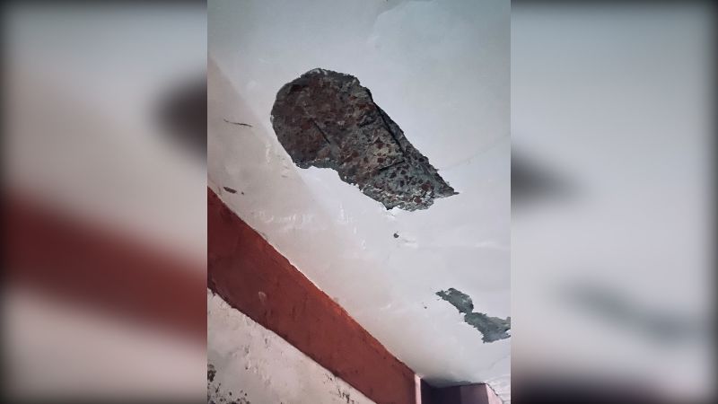 চবির আলাওল হলে খসে পড়ছে ছাদের পলেস্তারা