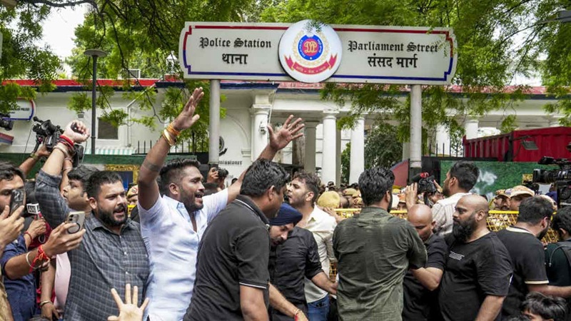 নারী সাংবাদিকদের যৌন হয়রানি: তোপের মুখে দিল্লি পুলিশ