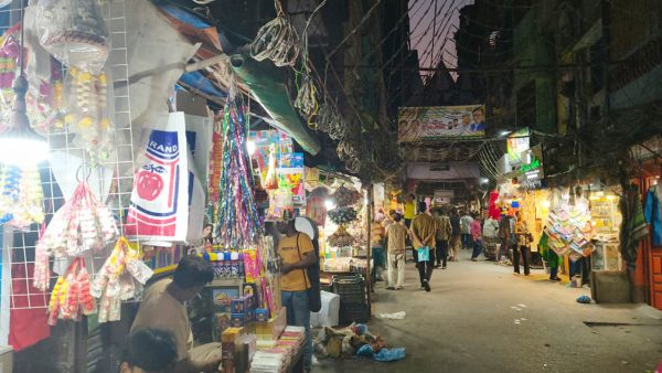 দুর্গাপূজায় পুরান ঢাকায় বেচাকেনায় মন্দা, হতাশ ব্যবসায়ীরা