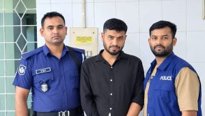 সাভারে পুলিশ কর্মকর্তা পরিচয়ে প্রতারণায় গ্রেপ্তার ১
