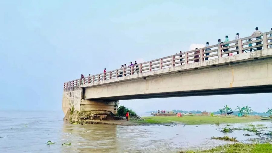 ফরিদপুরে পদ্মার ভাঙনে বিলীন কোটি টাকার সেতু
