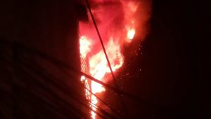 নিয়ন্ত্রণে আসেনি চকবাজারে মার্কেটের আগুন