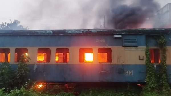 চট্টগ্রামে রেলের পরিত্যক্ত বগিতে আগুন