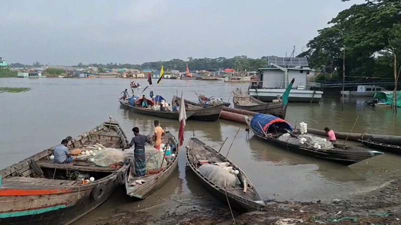 মধ্যরাতে শেষ হচ্ছে নিষেধাজ্ঞা, ইলিশ শিকারে জেলেদের প্রস্তুতি