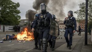 ফ্রান্সে সহিংস বিক্ষোভ: প্যারিসসহ বিভিন্ন শহরে কারফিউ