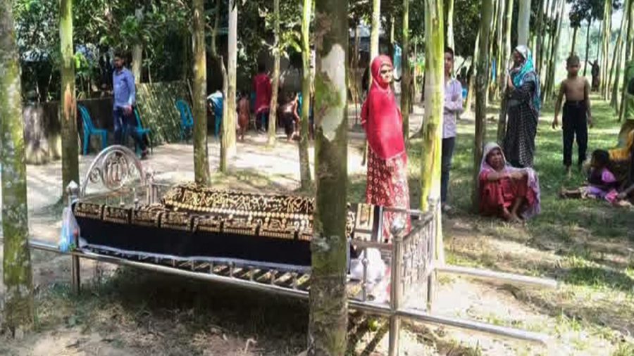 জমি না দেওয়ায় বাবার দাফন আটকে দিলেন মেয়ে