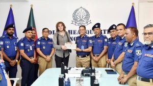 জার্মান পর্যটকের হারানো ল্যাপটপ হস্তান্তর করল পুলিশ