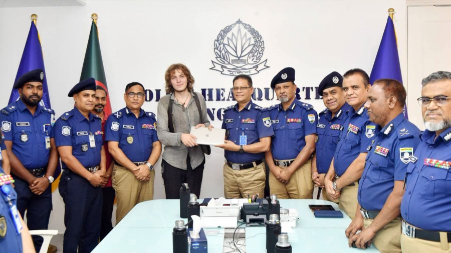 জার্মান পর্যটকের হারানো ল্যাপটপ হস্তান্তর করল পুলিশ