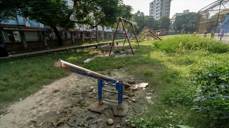 গোলারটেক মাঠ: খেলার মাঠে গাড়ির দখল 