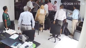 আইইডিসিআর পরিচালকের কক্ষে ঢুকে ‘মব’, ড্যাবের শোকজ  