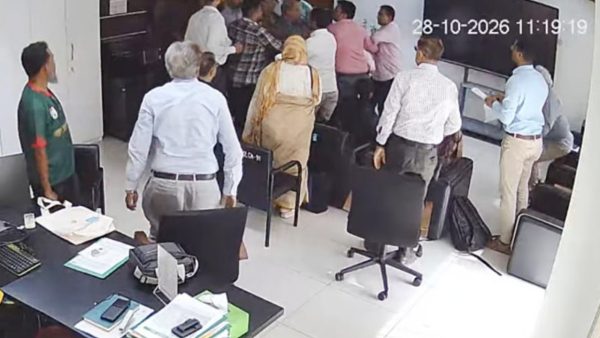 আইইডিসিআর পরিচালকের কক্ষে ঢুকে ‘মব’, ড্যাবের শোকজ  