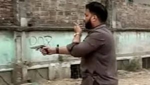 পিস্তল হাতে প্রতিমন্ত্রী ইশরাকের ‘মাদকবিরোধী অভিযান’