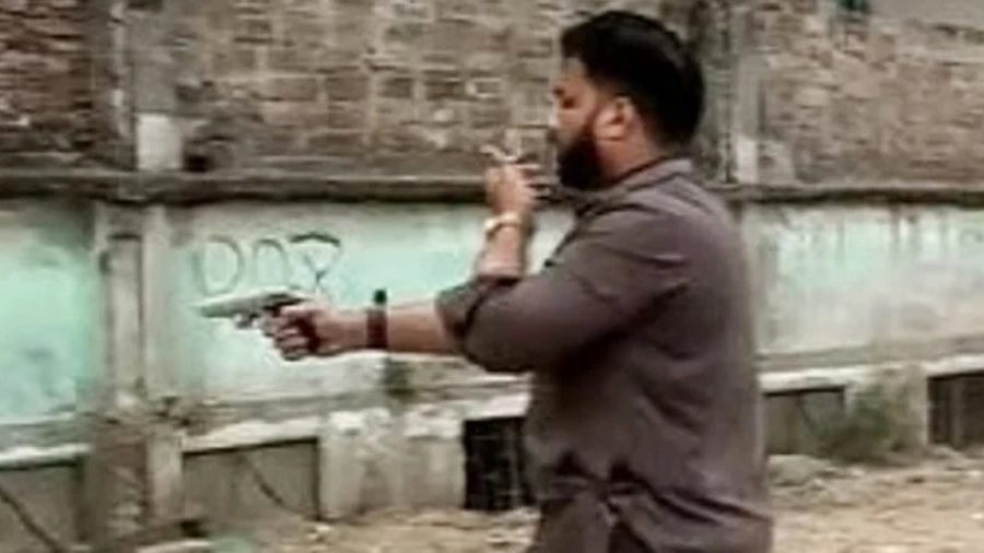 পিস্তল হাতে প্রতিমন্ত্রী ইশরাকের ‘মাদকবিরোধী অভিযান’