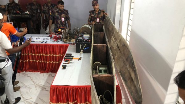 ইয়াবা পাচারে ‘লোকাল সাবমেরিন’, অস্ত্র-গুলিসহ আটক ৩