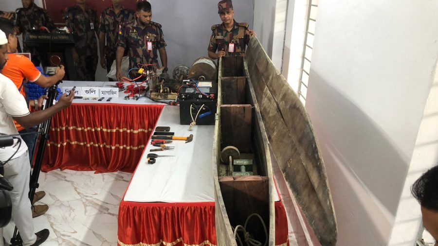 ইয়াবা পাচারে ‘লোকাল সাবমেরিন’, অস্ত্র-গুলিসহ আটক ৩