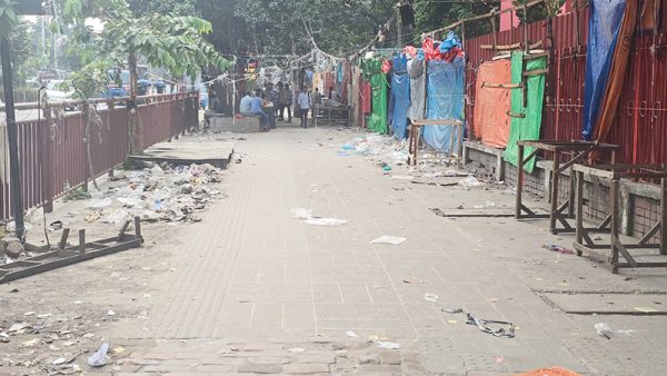 ফুটপাত ফাঁকা, সড়কে সংঘর্ষের রেশ