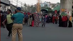 মিরপুর ১০ নম্বর সড়কে পোশাক শ্রমিকদের অবরোধ