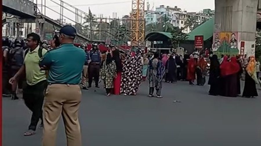 মিরপুর ১০ নম্বর সড়কে পোশাক শ্রমিকদের অবরোধ
