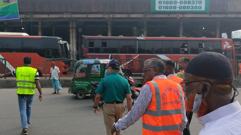 মহাখালী যানজটমুক্ত রাখতে মাঠে নেমেছে পরিবহন শ্রমিক নেতারা
