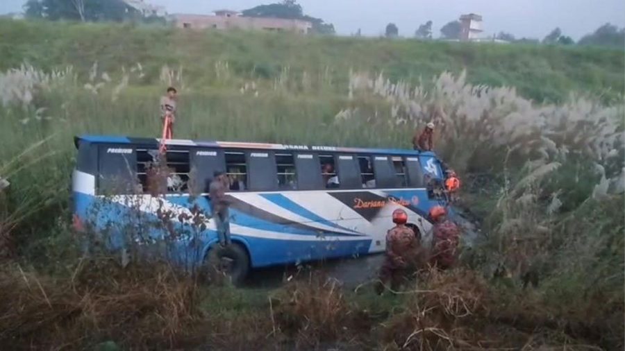 মুন্সিগঞ্জে বাস খাদে পড়ে নিহত ৩