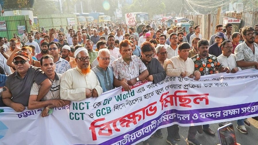 এনসিটি চুক্তি নিয়ে বন্দর শ্রমিকদের বিক্ষোভ, অনশনের হুঁশিয়ারি