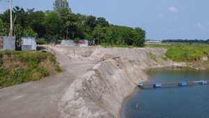 অবৈধ মাটি কাটা: গভীর গর্ত গিলে খাচ্ছে বসতভিটা