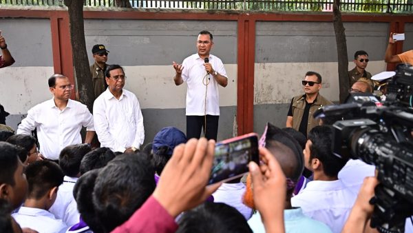 সাড়ে ৪ ঘণ্টায় ১৩ স্পটে আকস্মিক পরিদর্শন প্রধানমন্ত্রীর