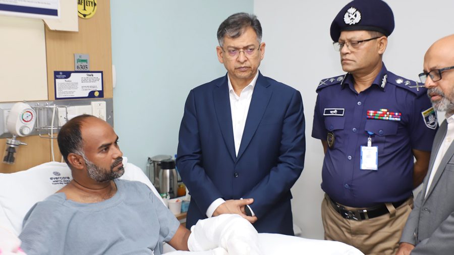 ছিনতাইকারীর হামলায় আহত পুলিশ পরিদর্শকের পাশে স্বরাষ্ট্রমন্ত্রী