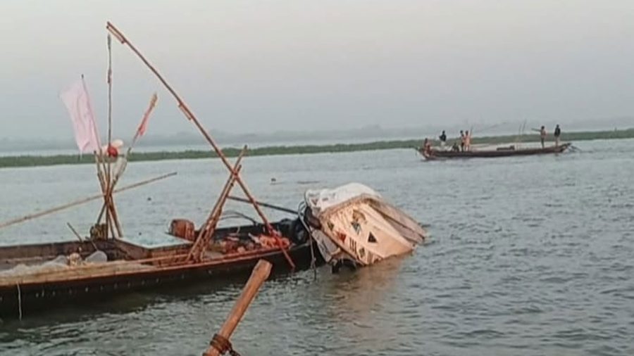 মেঘনায় জেলেদের ধাওয়া করতে গিয়ে ডুবল নৌ-পুলিশের স্পিডবোট