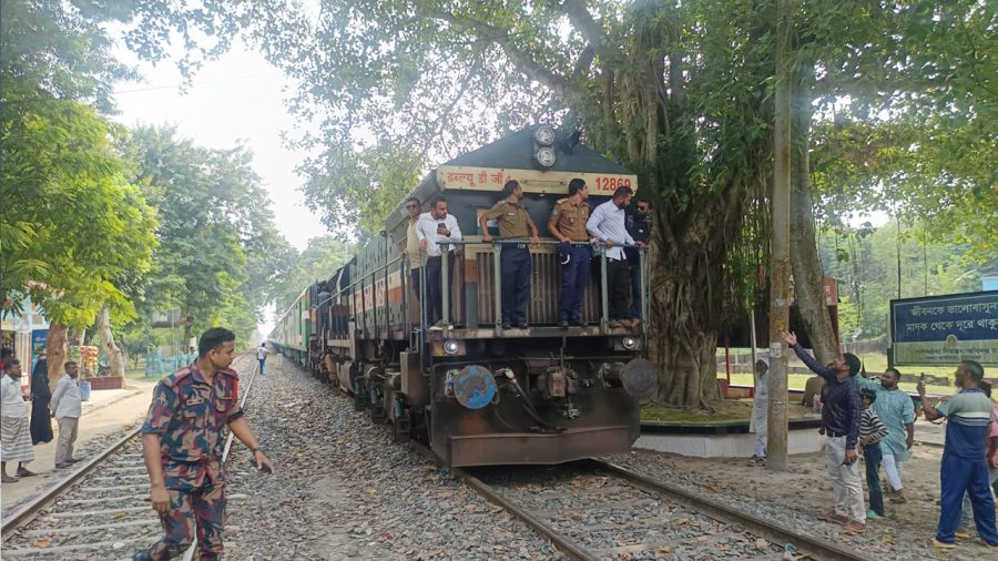 দেশে এল ভারত থেকে কেনা ১৮টি রেলকোচ