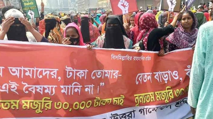 ন্যূনতম ৩০ হাজার টাকা বেতনের দাবিতে শ্রমিকদের সড়ক অবরোধ