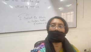ক্লাসে মুখে কালো কাপড় বেঁধে ঢাবি শিক্ষকের প্রতিবাদ
