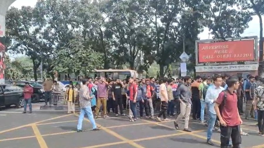 আবারও সড়কে শেকৃবি শিক্ষার্থীদের বিক্ষোভ