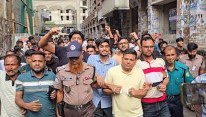 আত্মসমর্পণ করে কারাগারে শ্রমিকদল নেতা