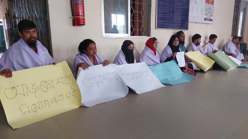 দিনভর অনশন, মধ্যরাতে নিয়োগপত্র পেলেন ২০ প্রাথমিক শিক্ষক