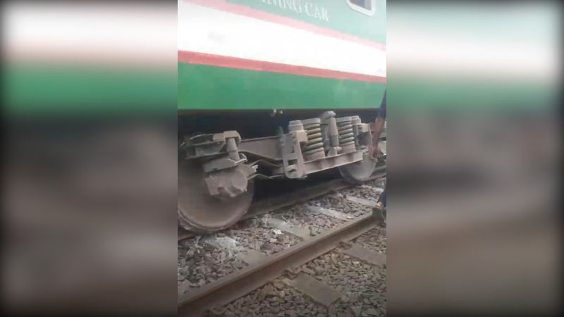 টাঙ্গাইলে নীলসাগর এক্সপ্রেসের বগি লাইনচ্যুত