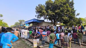 নীলফামারীতে যাত্রাবিরতির দাবিতে ট্রেন অবরোধ,  চার ঘণ্টা চলাচল বন্ধ