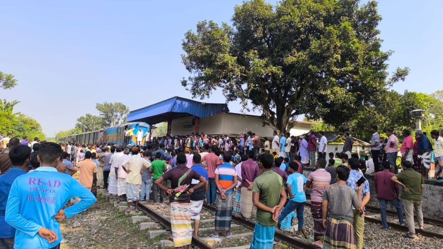 নীলফামারীতে যাত্রাবিরতির দাবিতে ট্রেন অবরোধ,  চার ঘণ্টা চলাচল বন্ধ