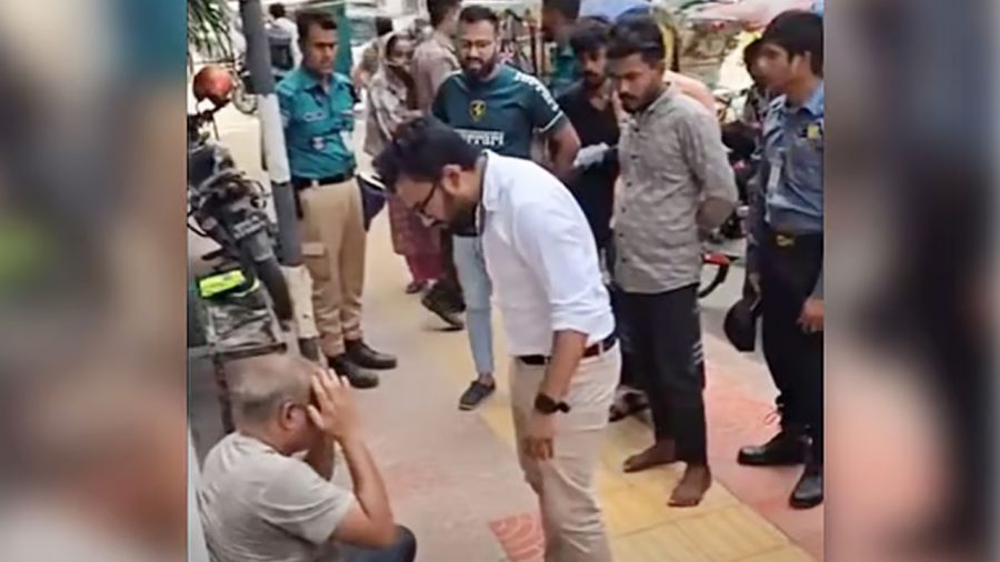ফুটপাতে মারধরের ঘটনায় যুবক আটক, এএসআই প্রত্যাহার